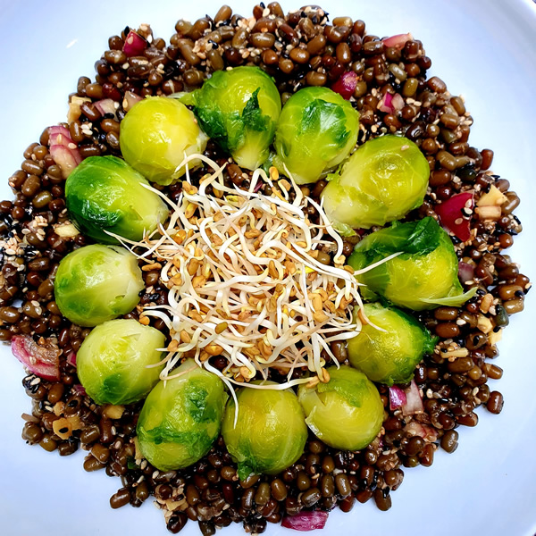 Salade d'urid beans et choux de Bruxelles au sésame