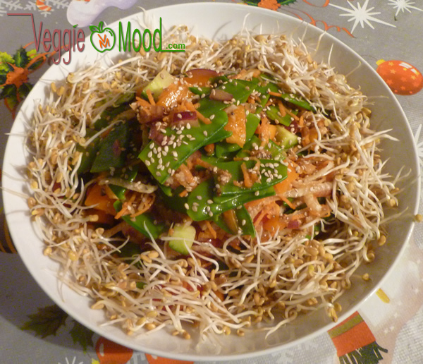 Salade de pois goumands sauce piquante au sésame façon Thaï (version avec graines germées de fenugrec)