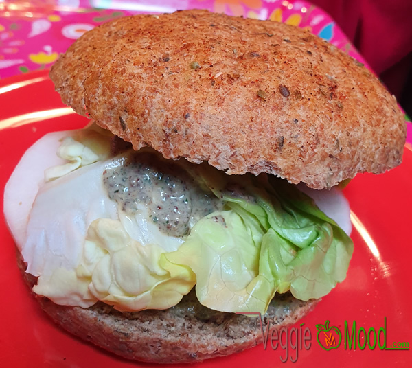 Sandwich au daikon mariné, sauce yaourt aux herbes fraîches