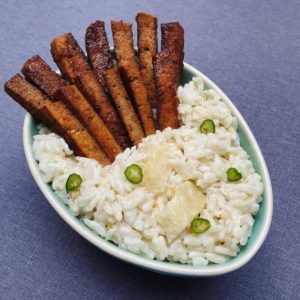 Tofu pimenté caramélisé, riz crémeux au lait de coco, citronnelle et panais