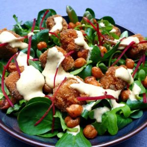 Trio de salades, tofu pané et pois chiches, sauce César végétale