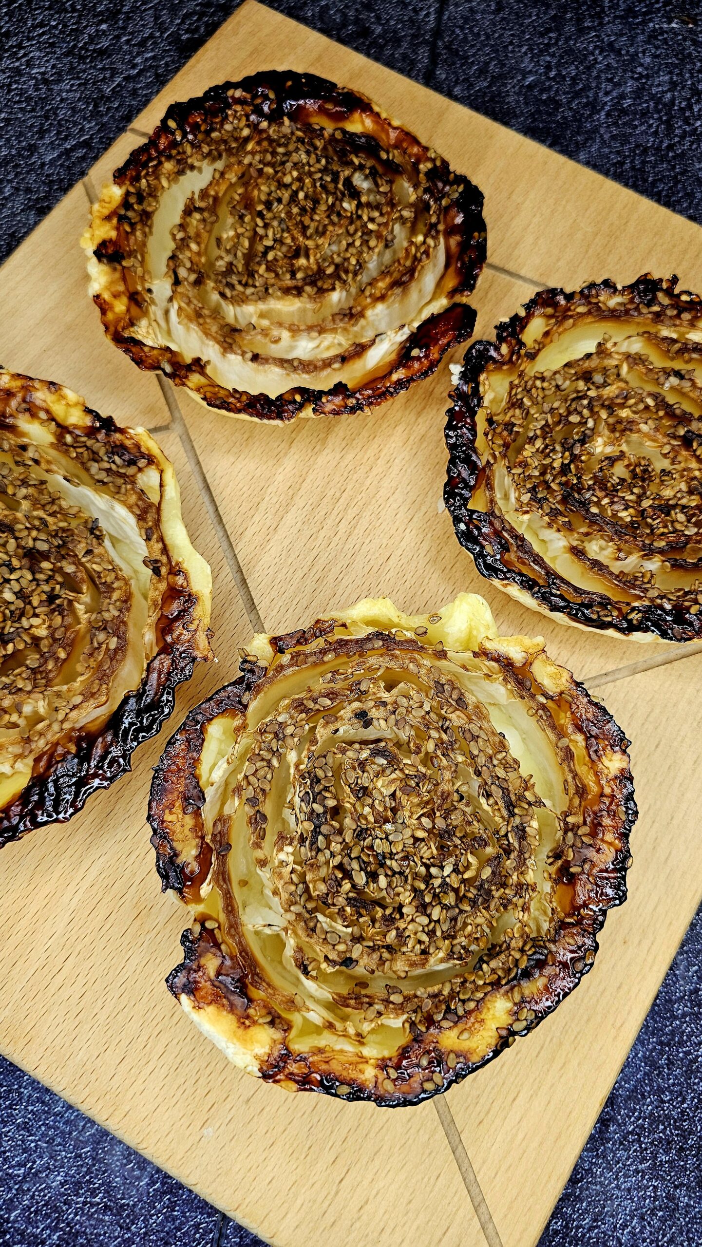 Mini tatins de chou chinois au sésame