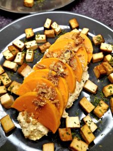 Butternut, purée de pois chiches et tofu fumé rôti