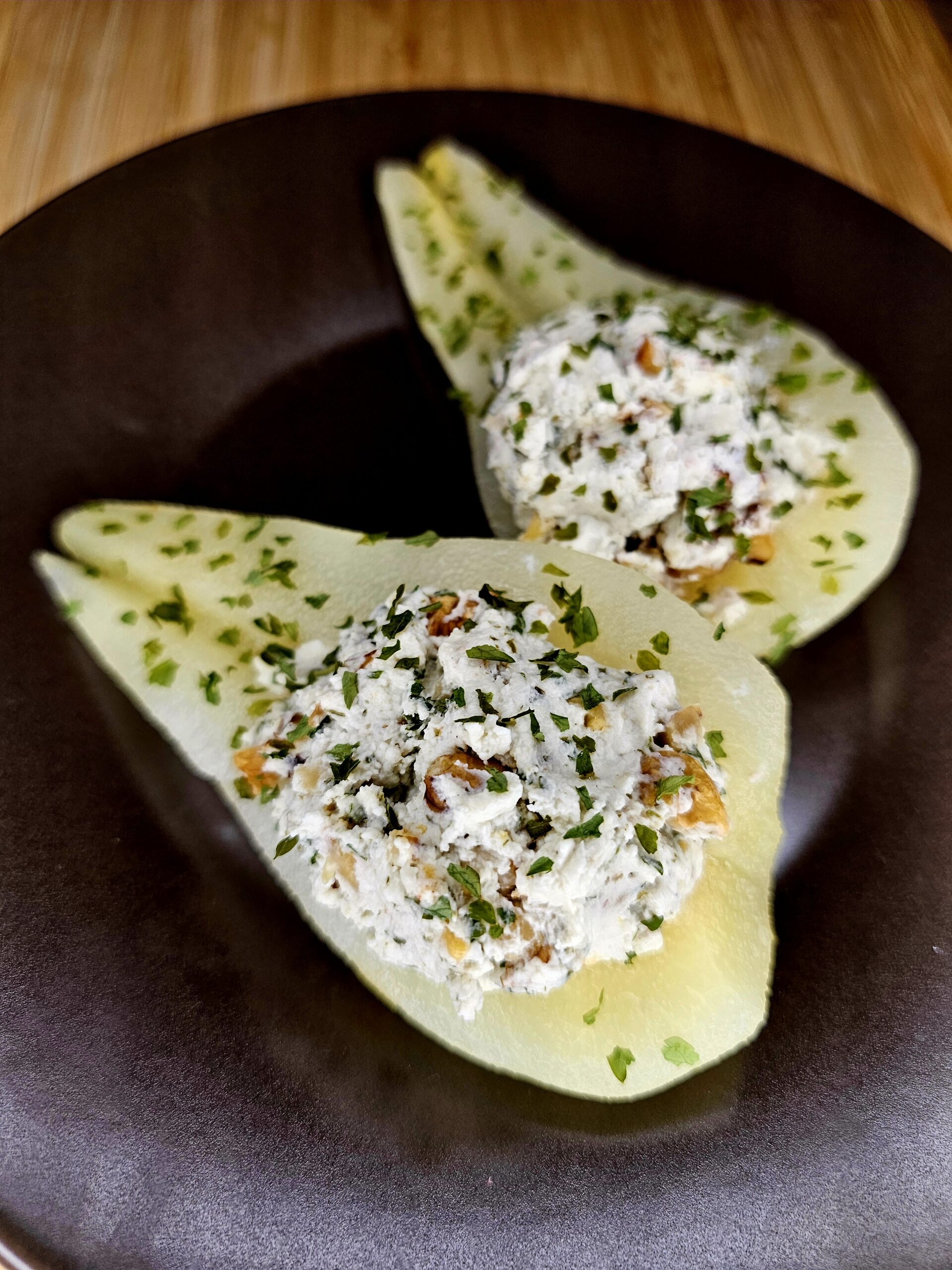 Poire pochée aux épices, vromage frais aux noix