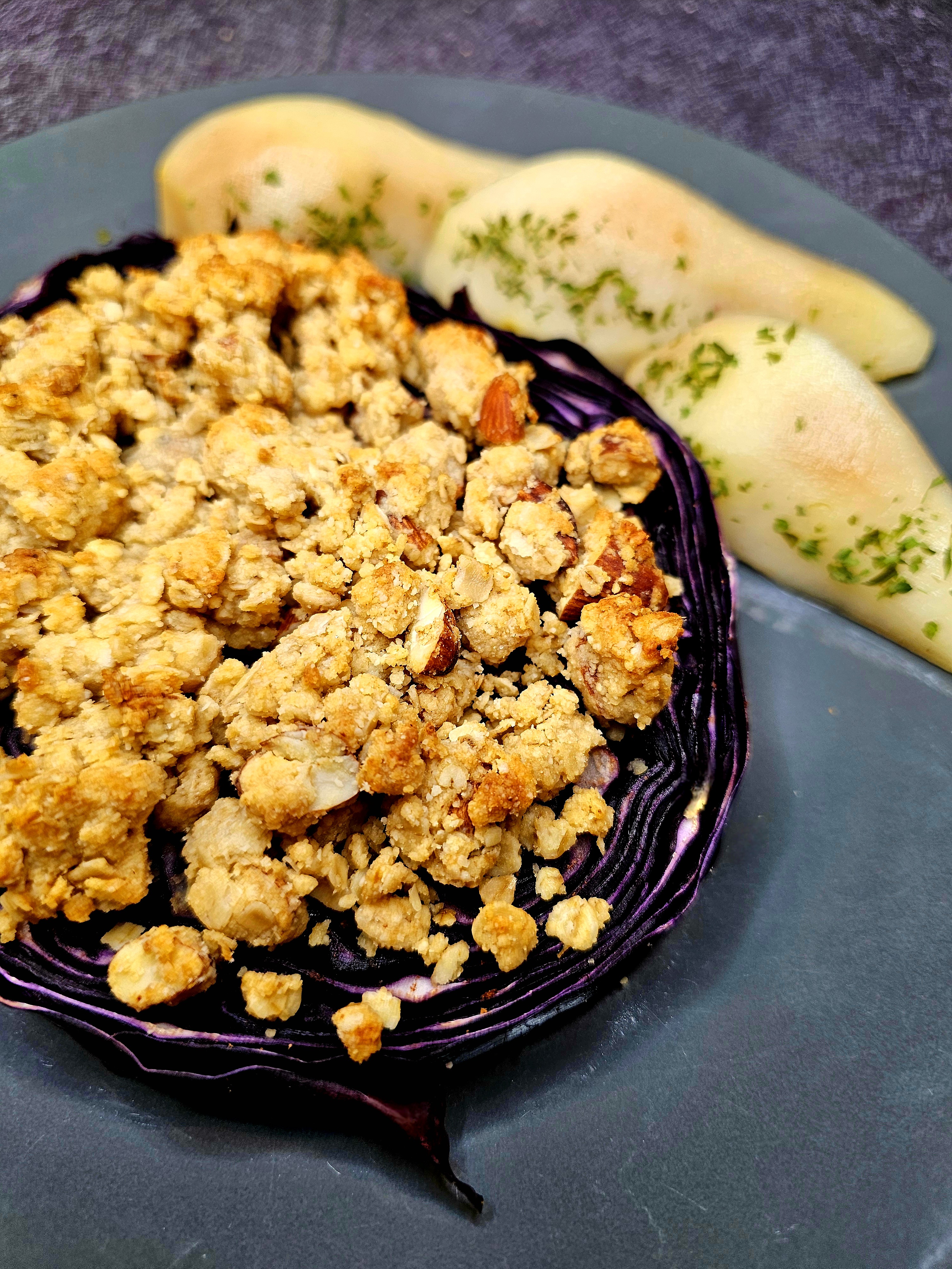 Chou rouge aux épices, crumble au miso blanc