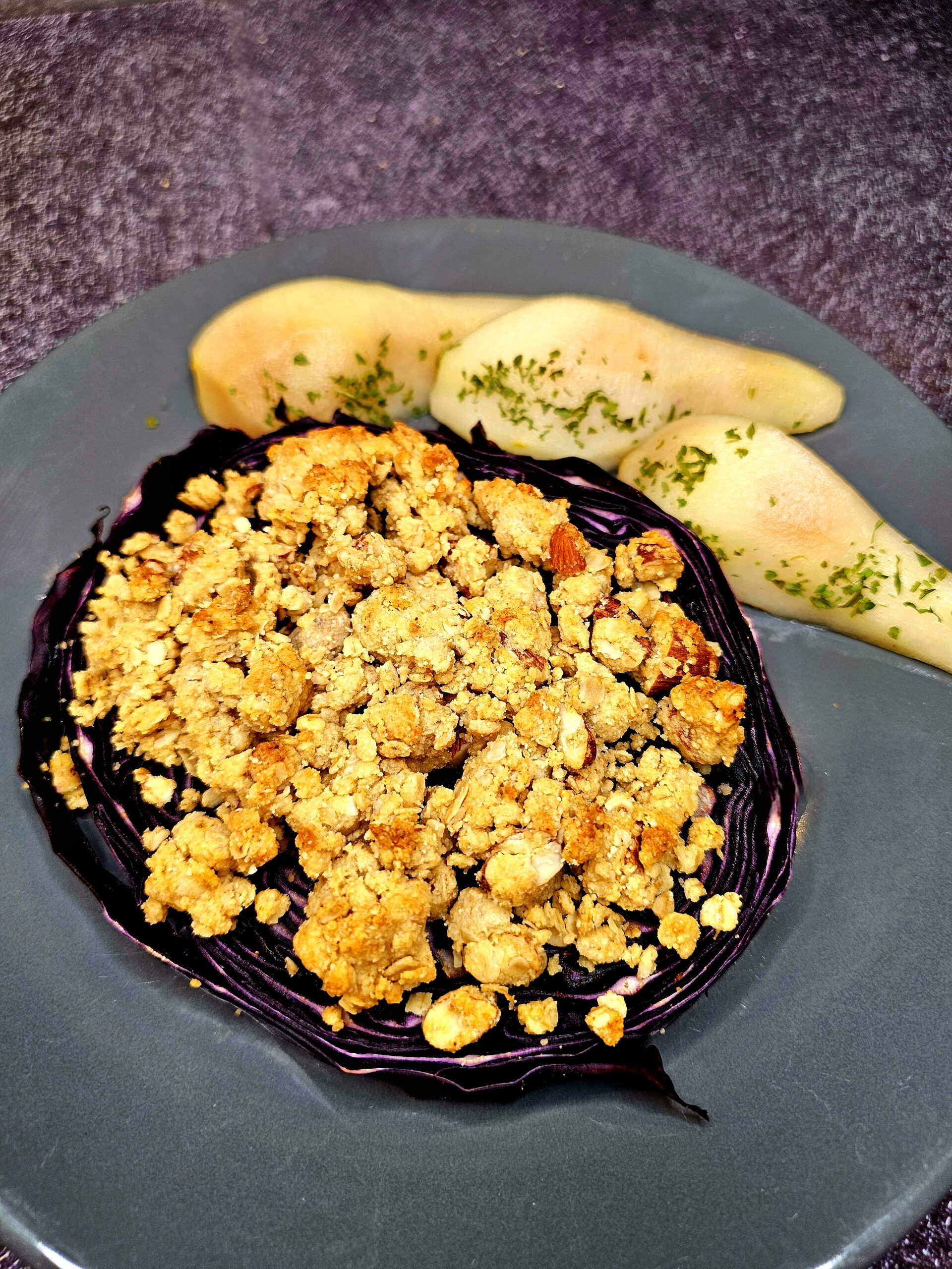 Chou rouge aux épices, crumble au miso blanc