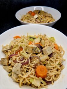 Nouilles sautées au chou chinois et tofu