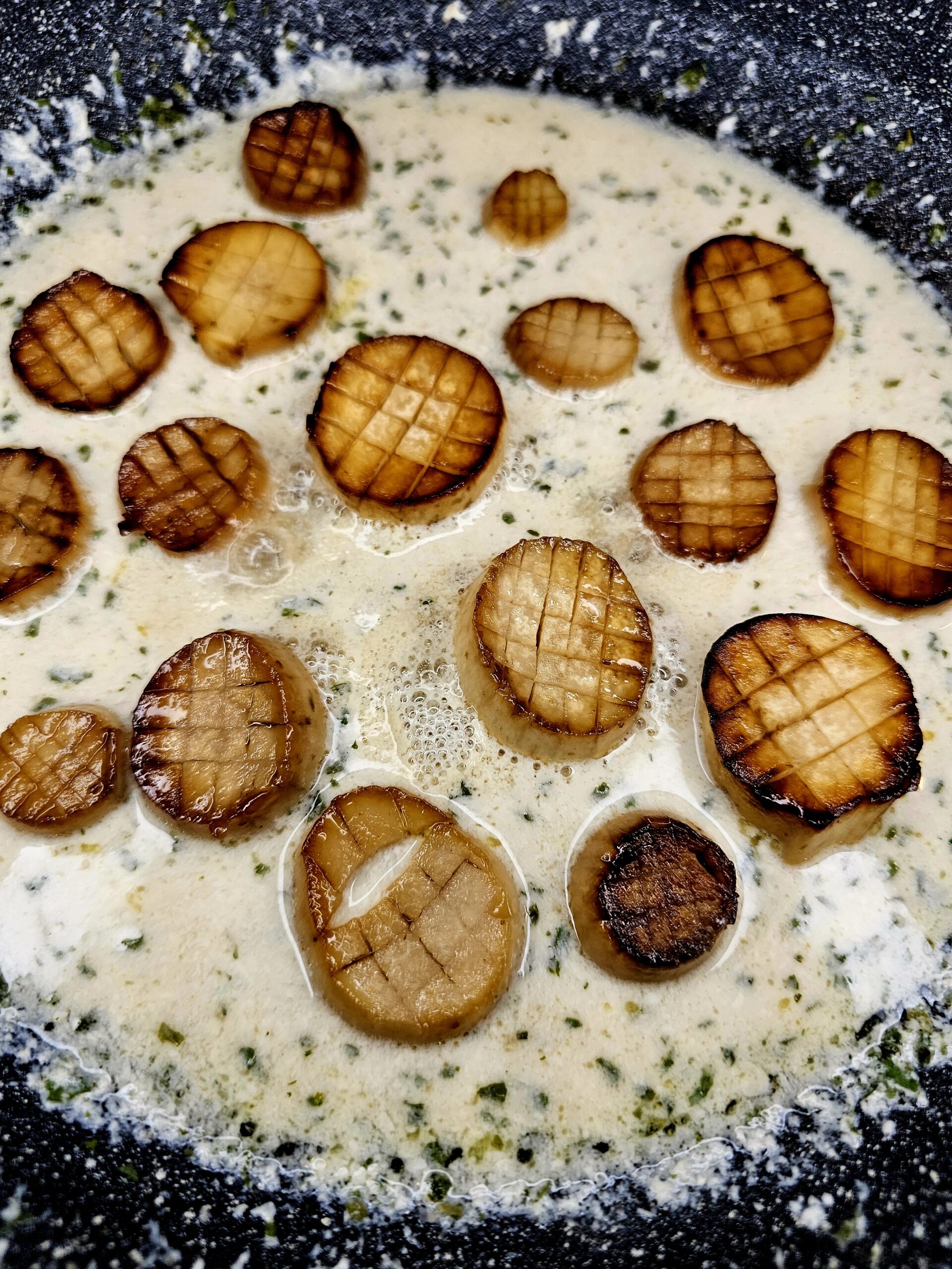 Champignons eryngii (comme des Saint-Jacques), purée de panais
