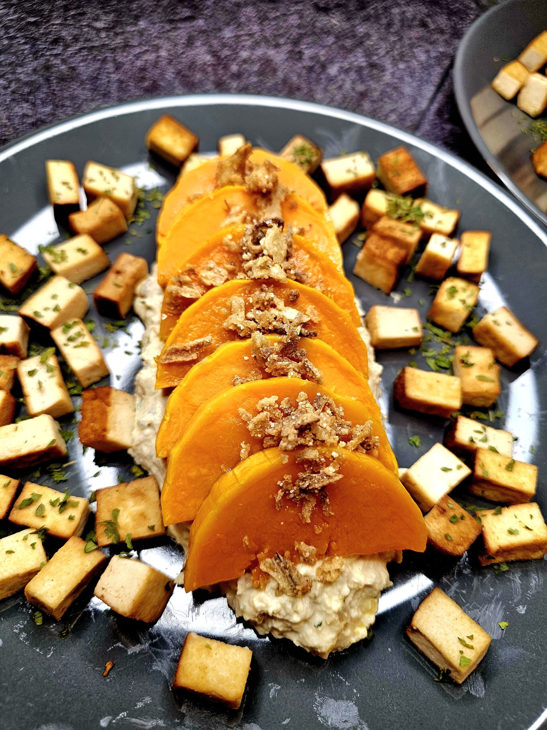 Butternut au four, purée de pois chiches et tofu fumé rôti