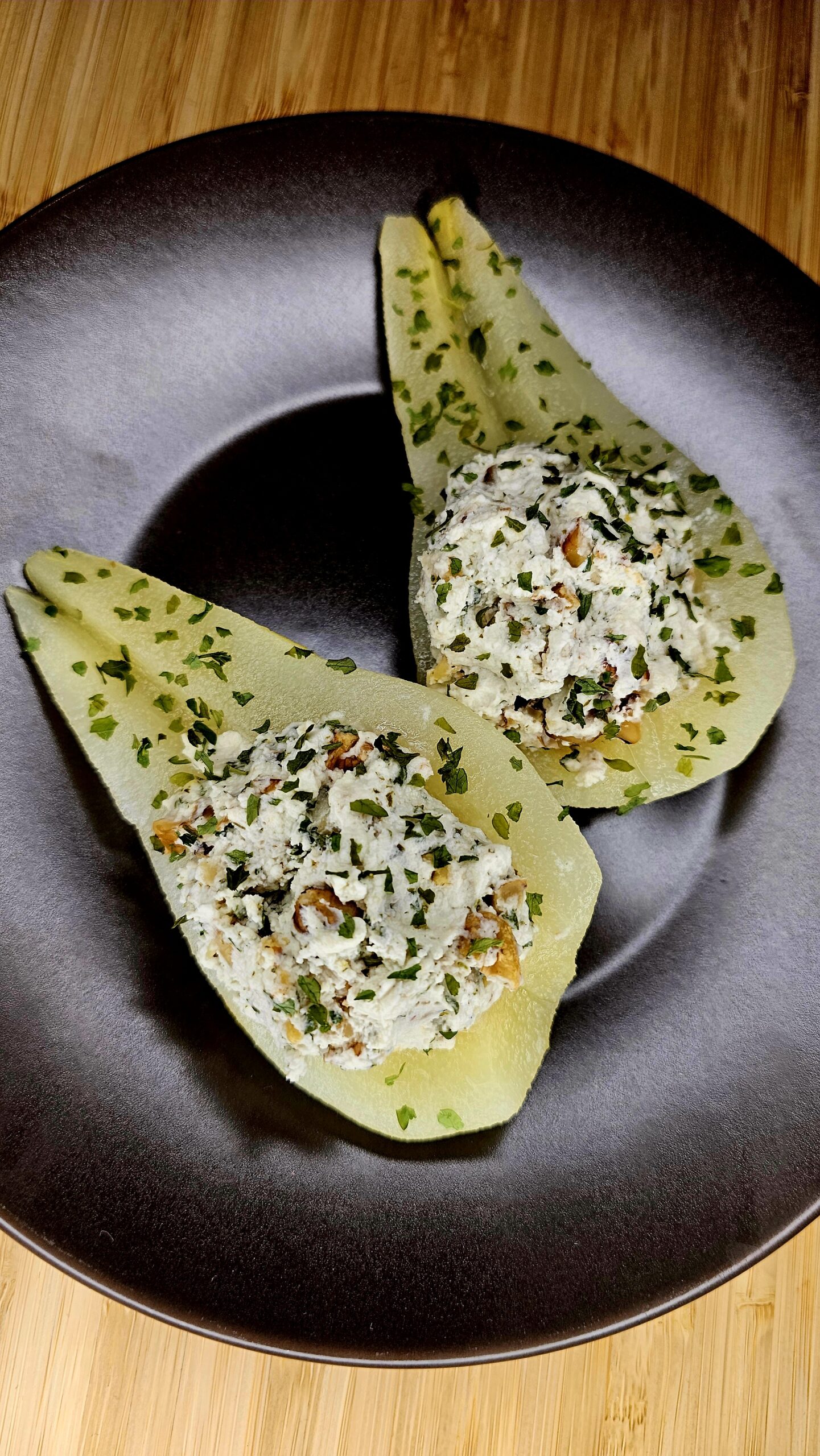 Poire poch&eacute;e aux &eacute;pices,  vromage frais aux noix