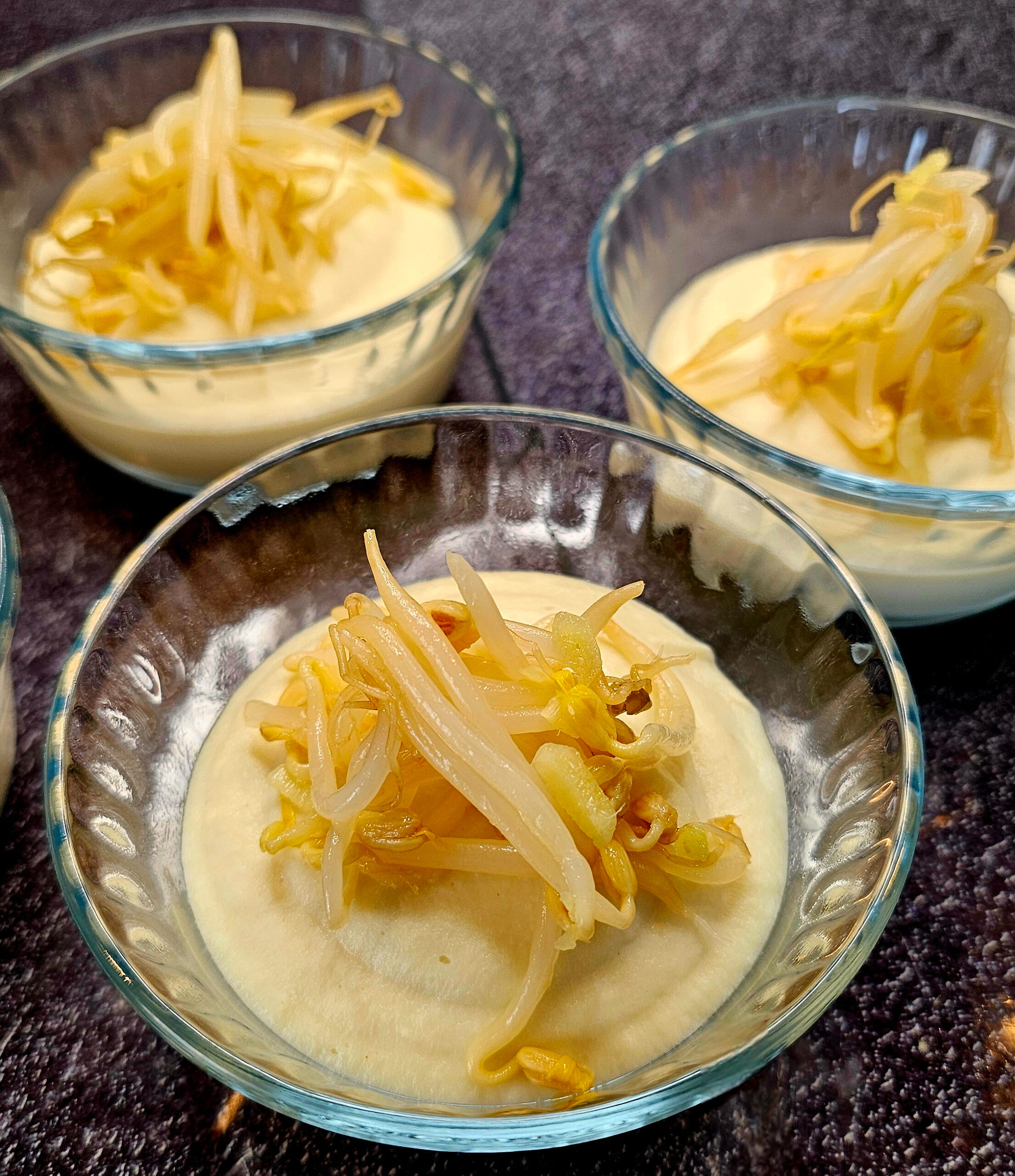 Panna cotta de panais à la citronnelle et pousses de haricots mungo croquants au gingembre