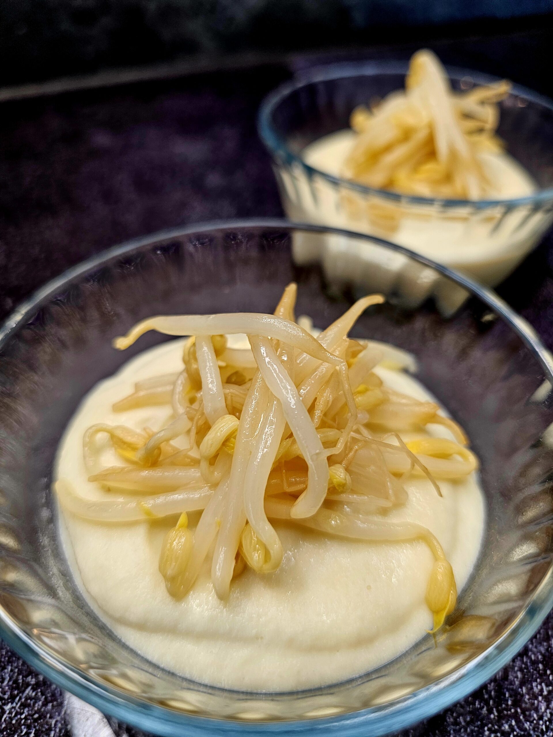 Panna cotta de panais à la citronnelle et pousses de haricots mungo croquants au gingembre