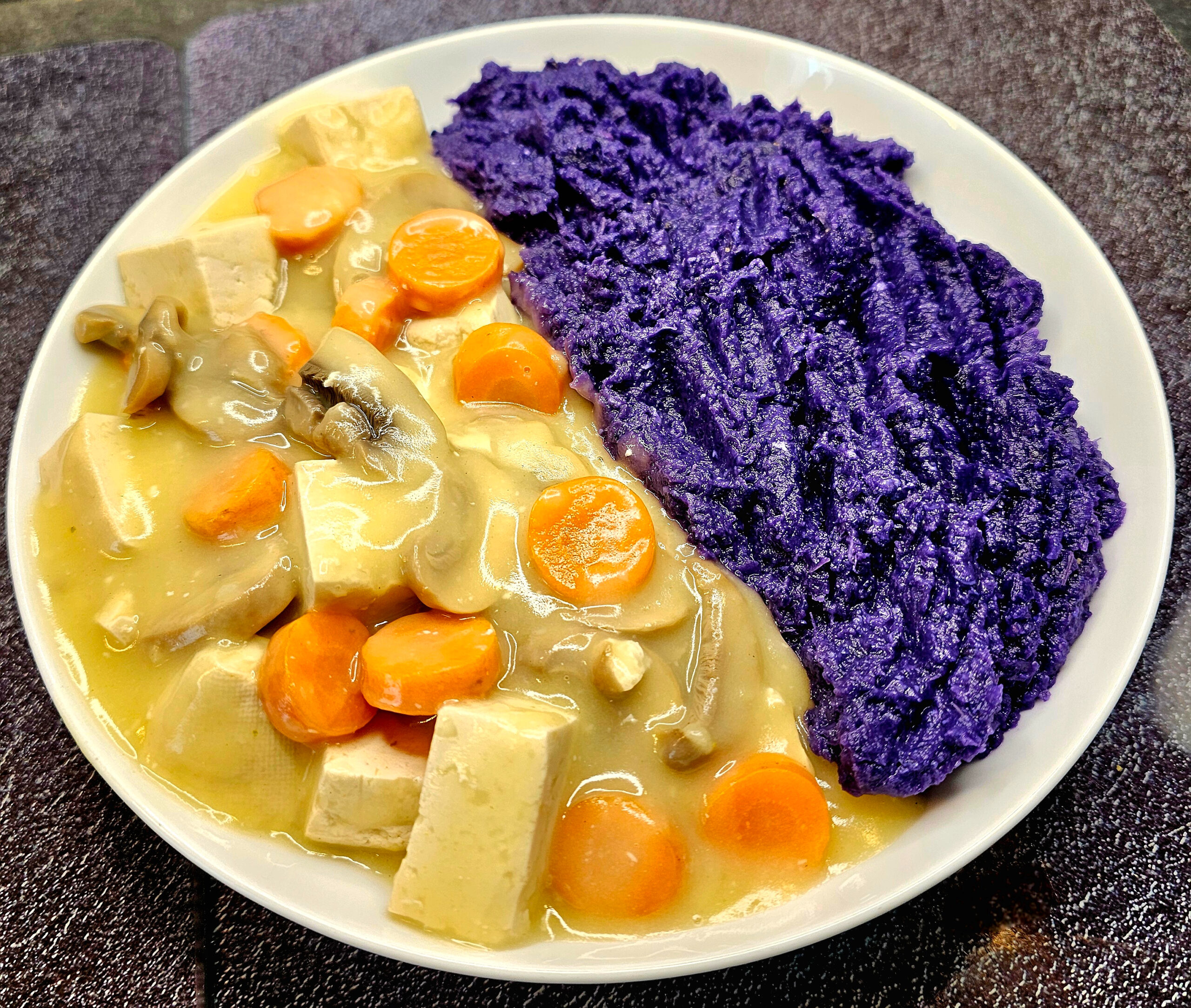 Blanquette de tofu, pur&eacute;e de chou rouge aux flocons d'avoine