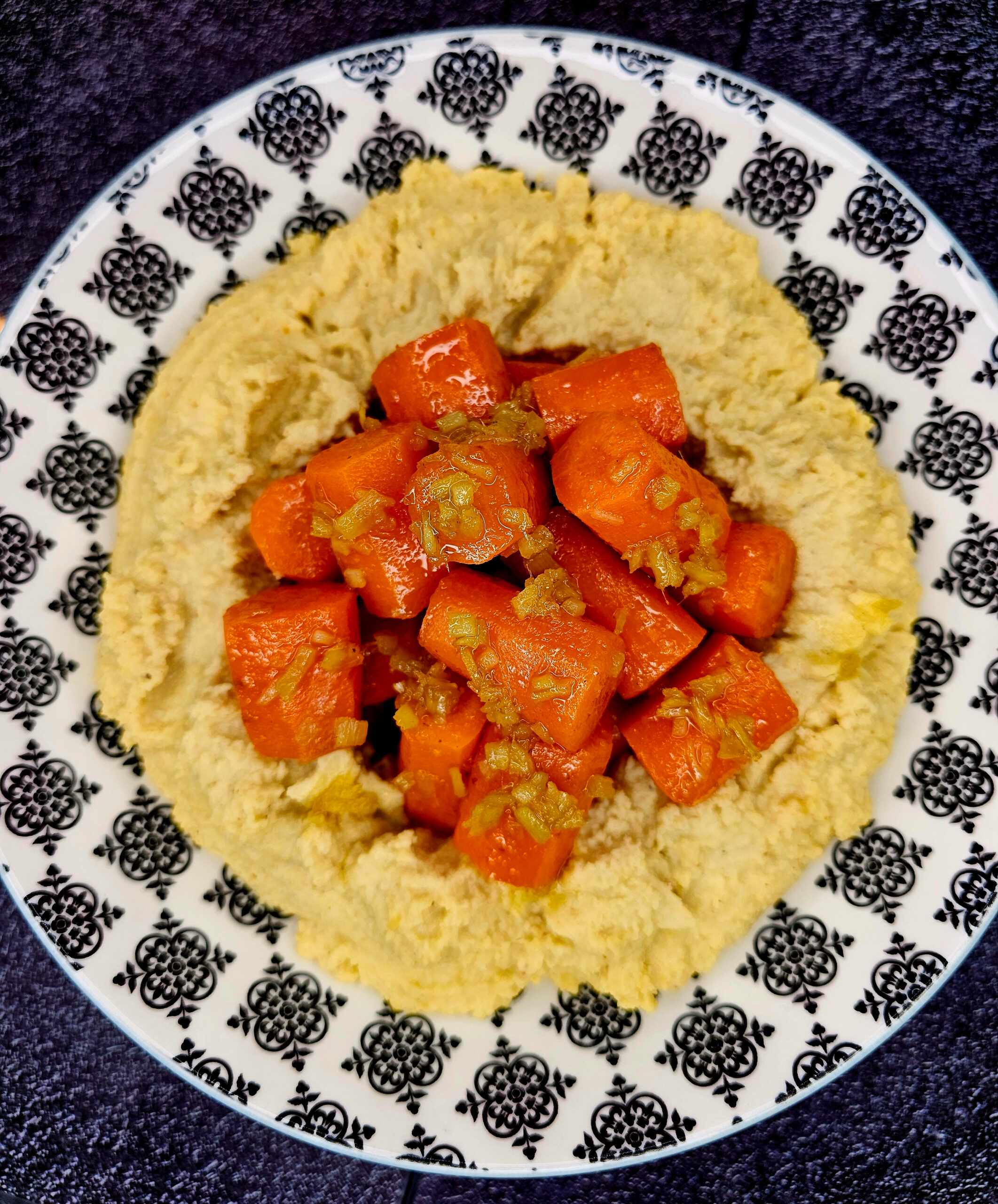 Carottes au gingembre, pur&eacute;e de pois chiches &agrave; la Tha&iuml;