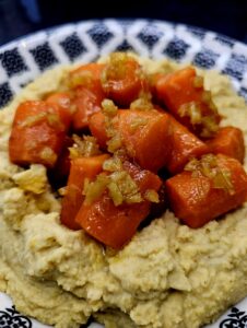 Carottes au gingembre, purée de pois chiches à la Thaï