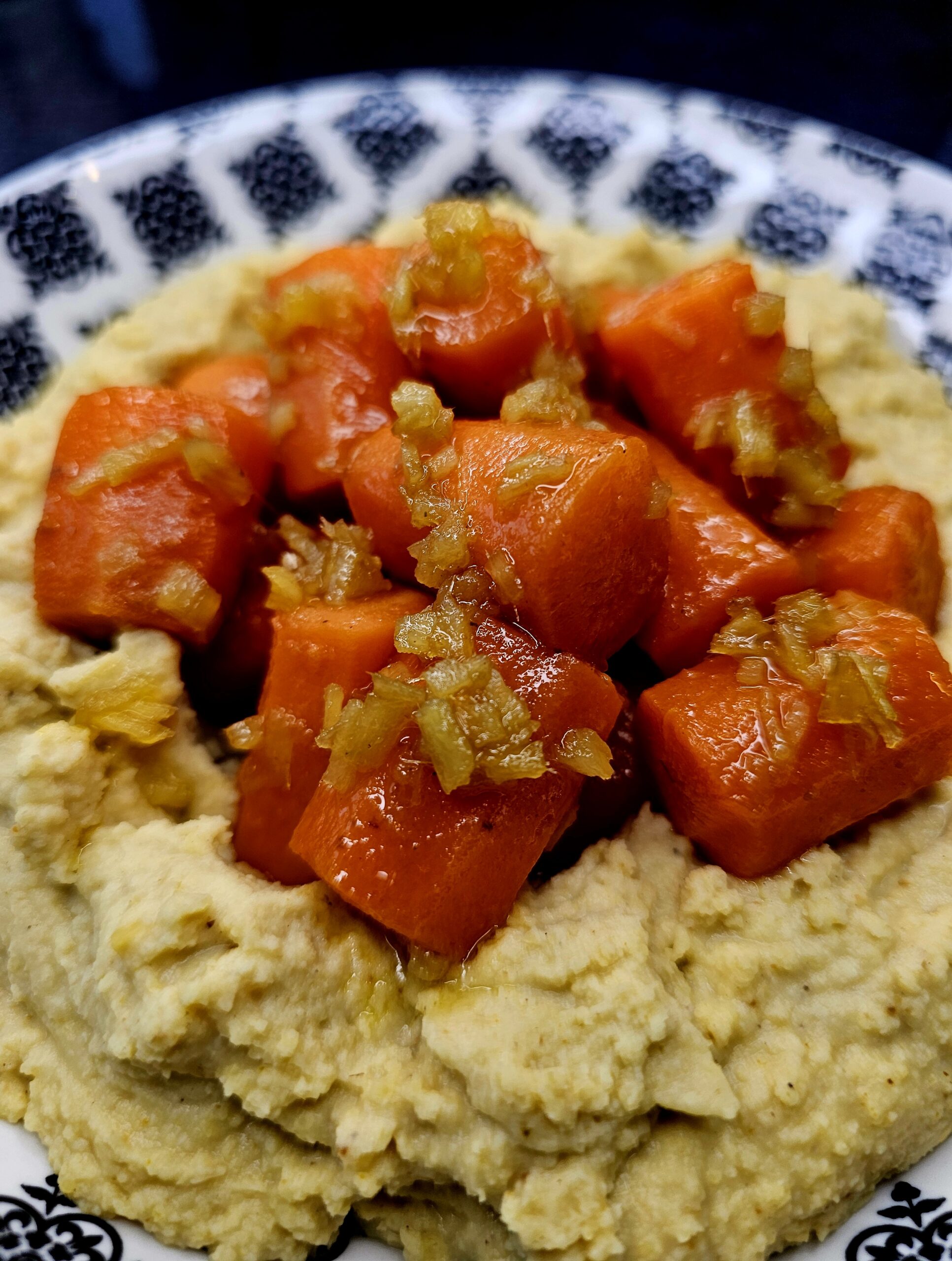 Carottes au gingembre, purée de pois chiches à la Thaï