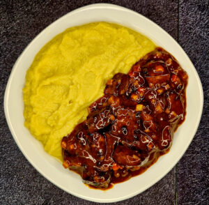 Tofu grillé sauce gingembre et légumes, purée de pois chiches et côtes de chou-fleur au miso