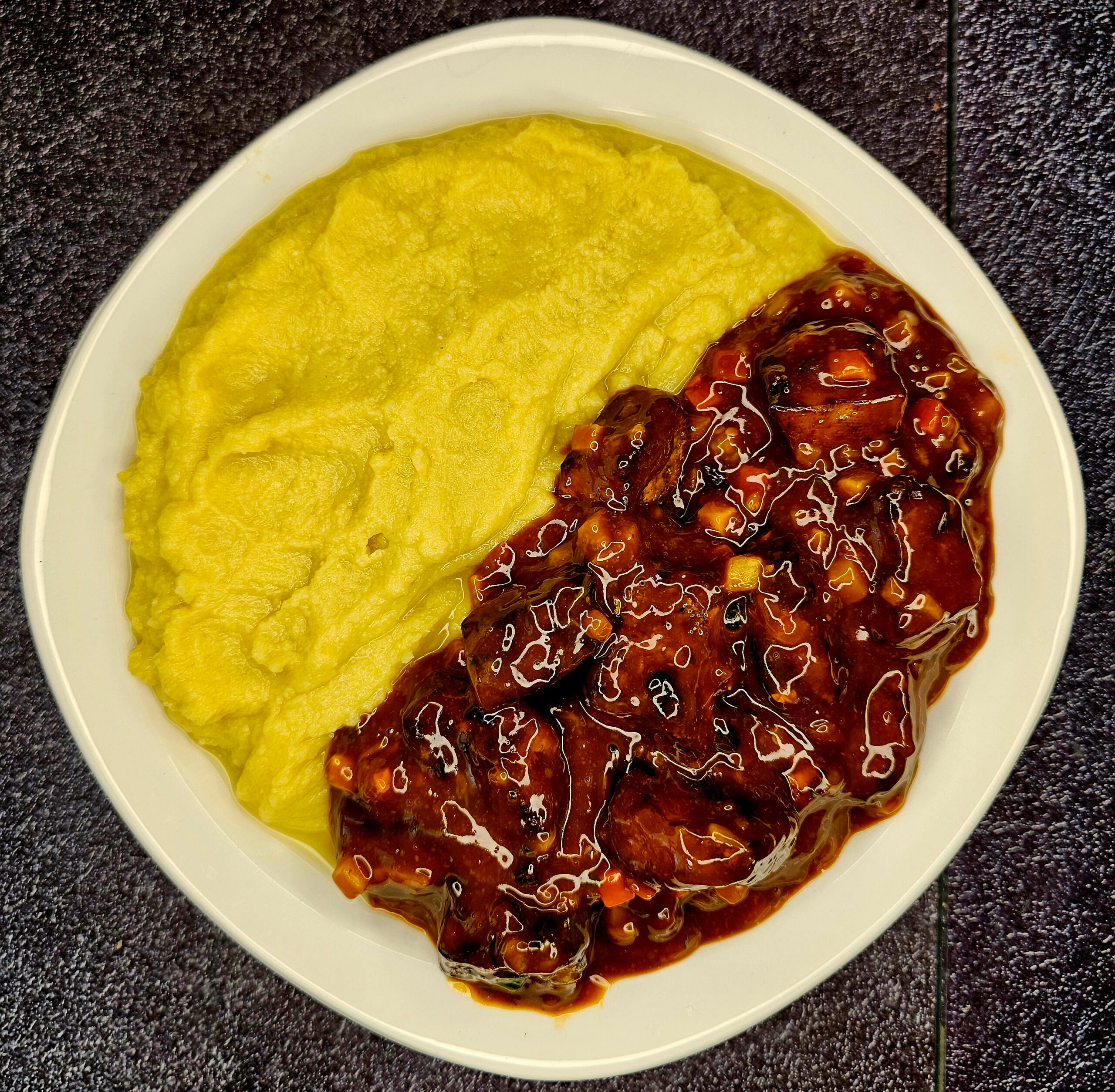 Tofu grillé sauce gingembre et légumes, purée de pois chiches et côtes de chou-fleur à la miso