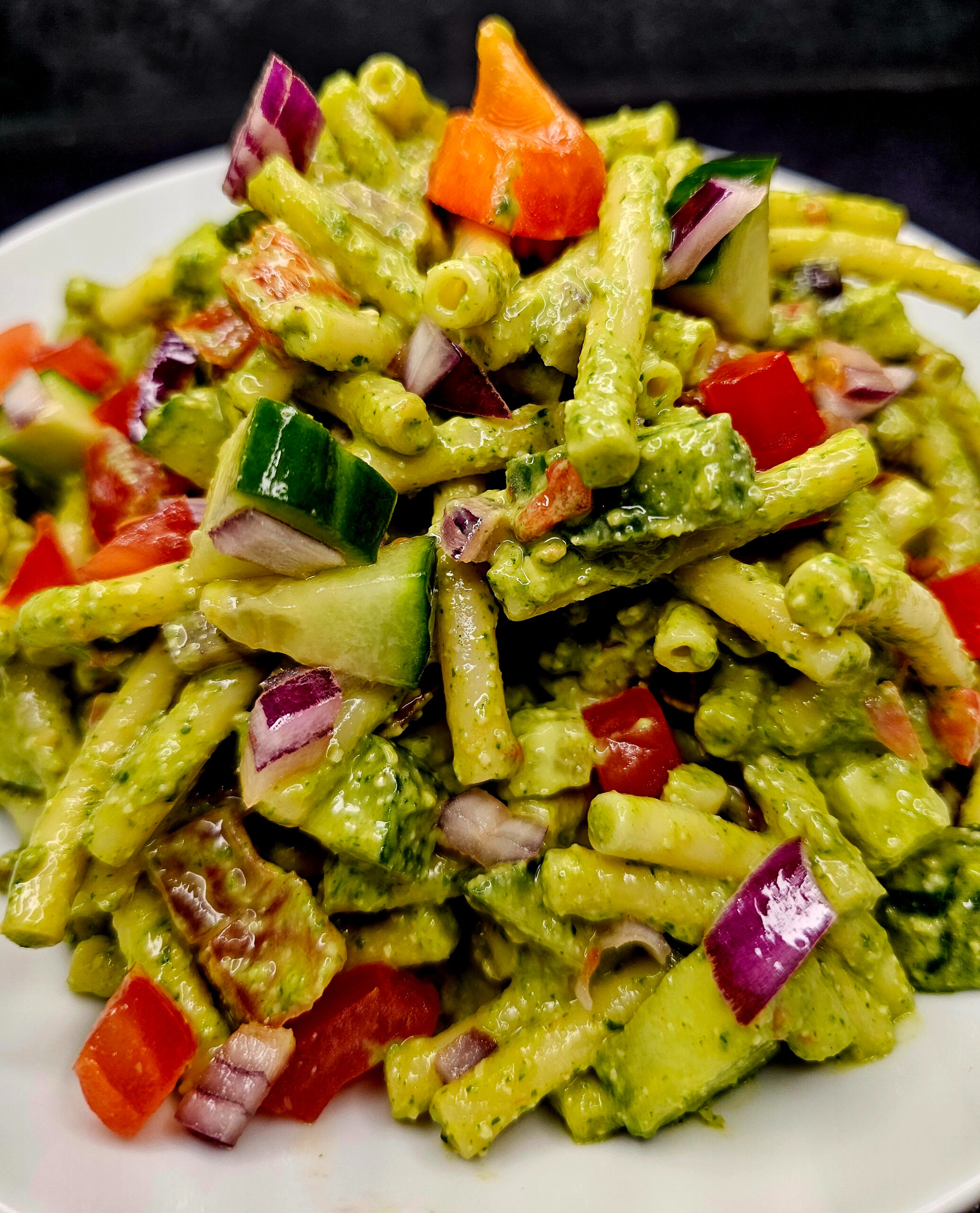 Salade de macaroni, sauce au pesto de fanes de radis