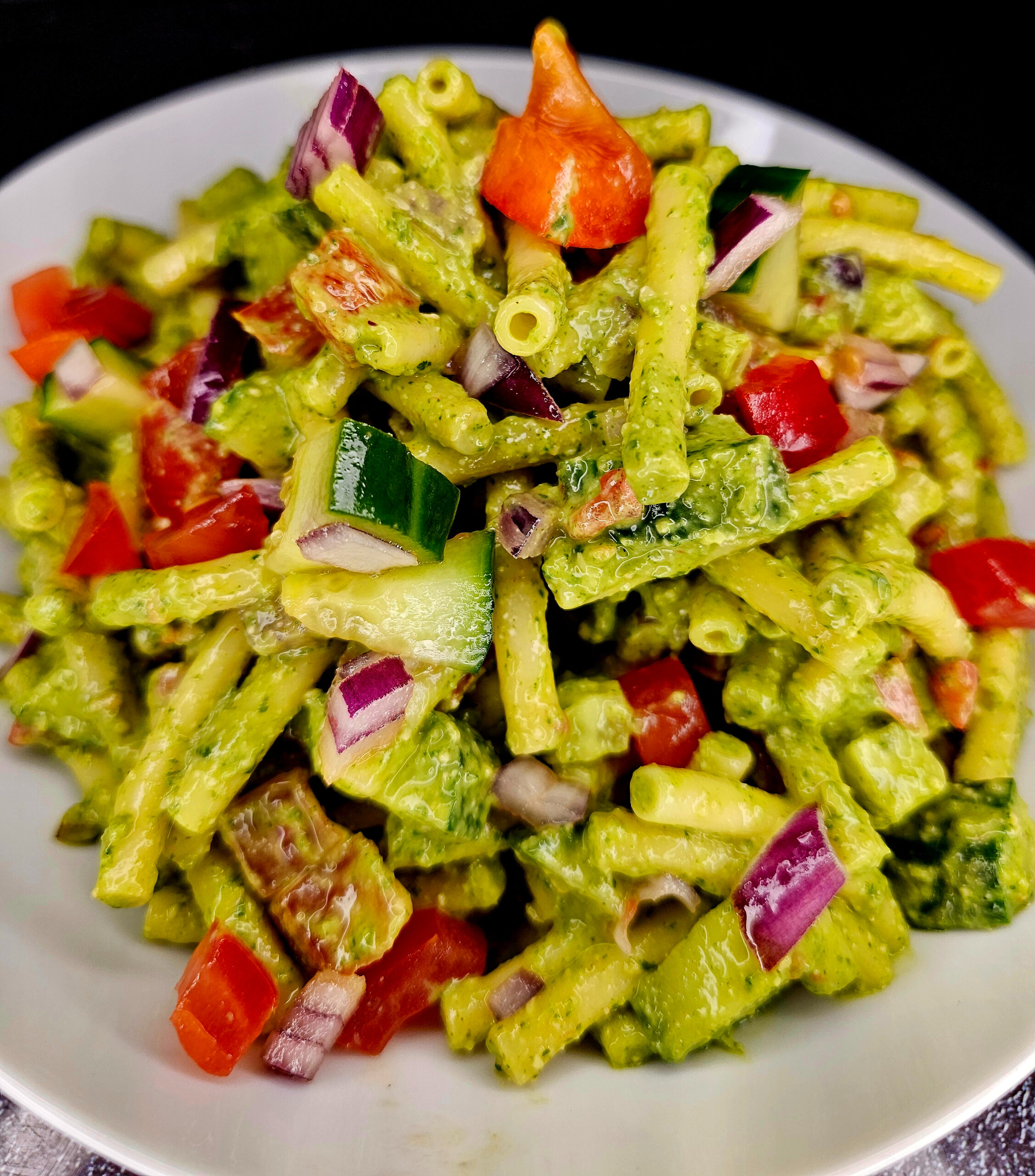 Salade de macaroni, sauce au pesto de fanes de radis