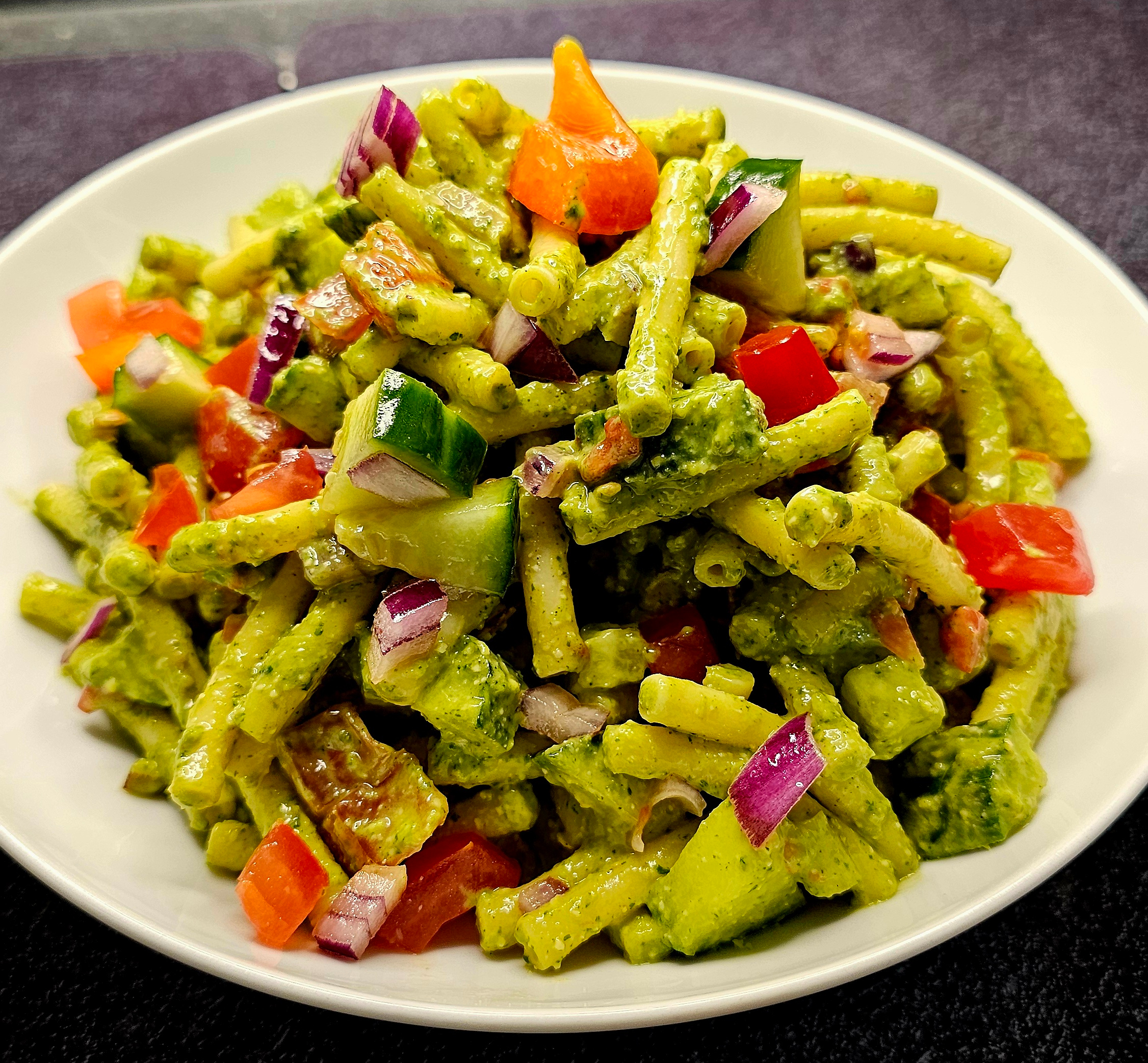 Salade de macaroni, sauce au pesto de fanes de radis