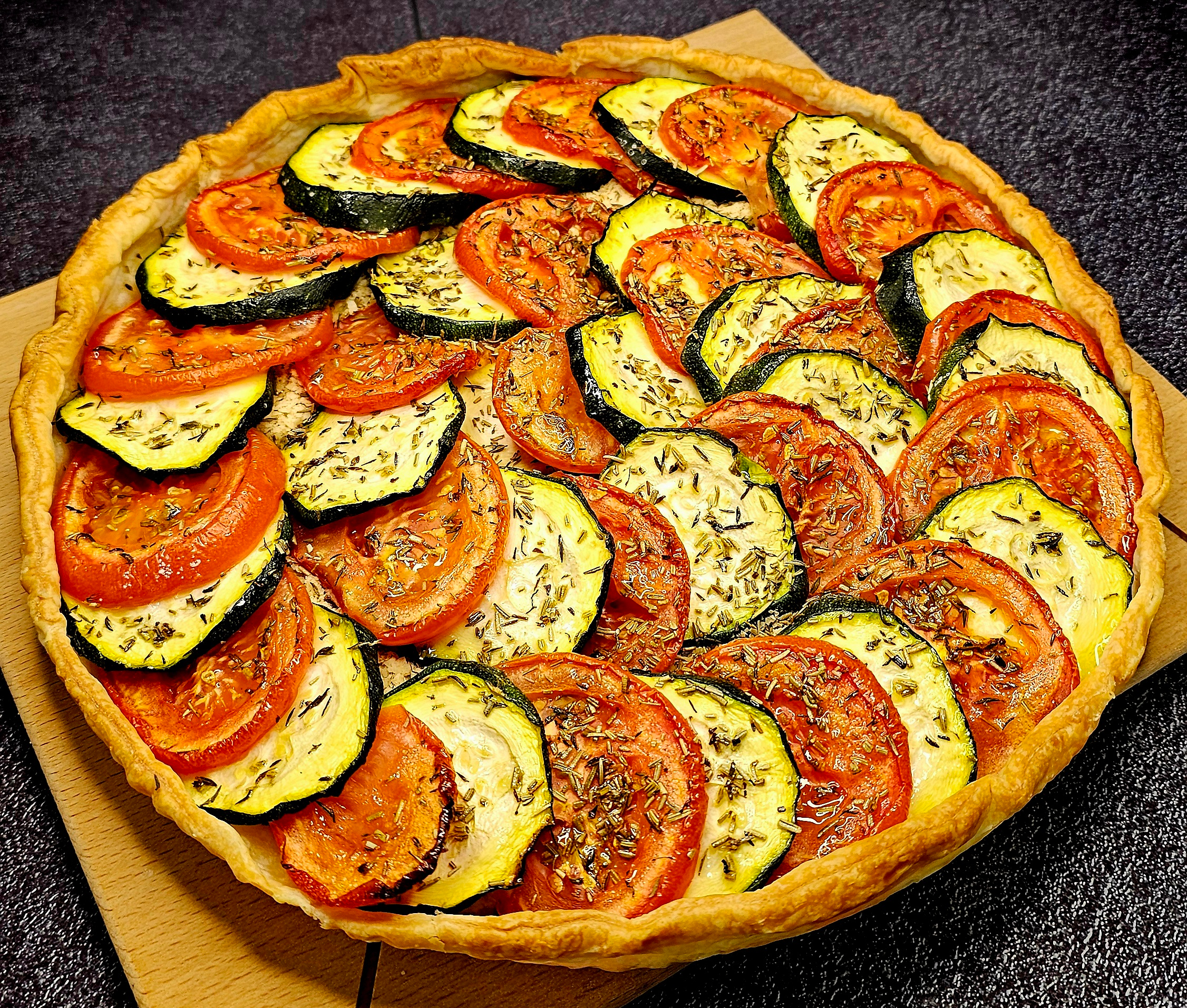 Tarte fine courgettes et tomates, aux saveurs provençales