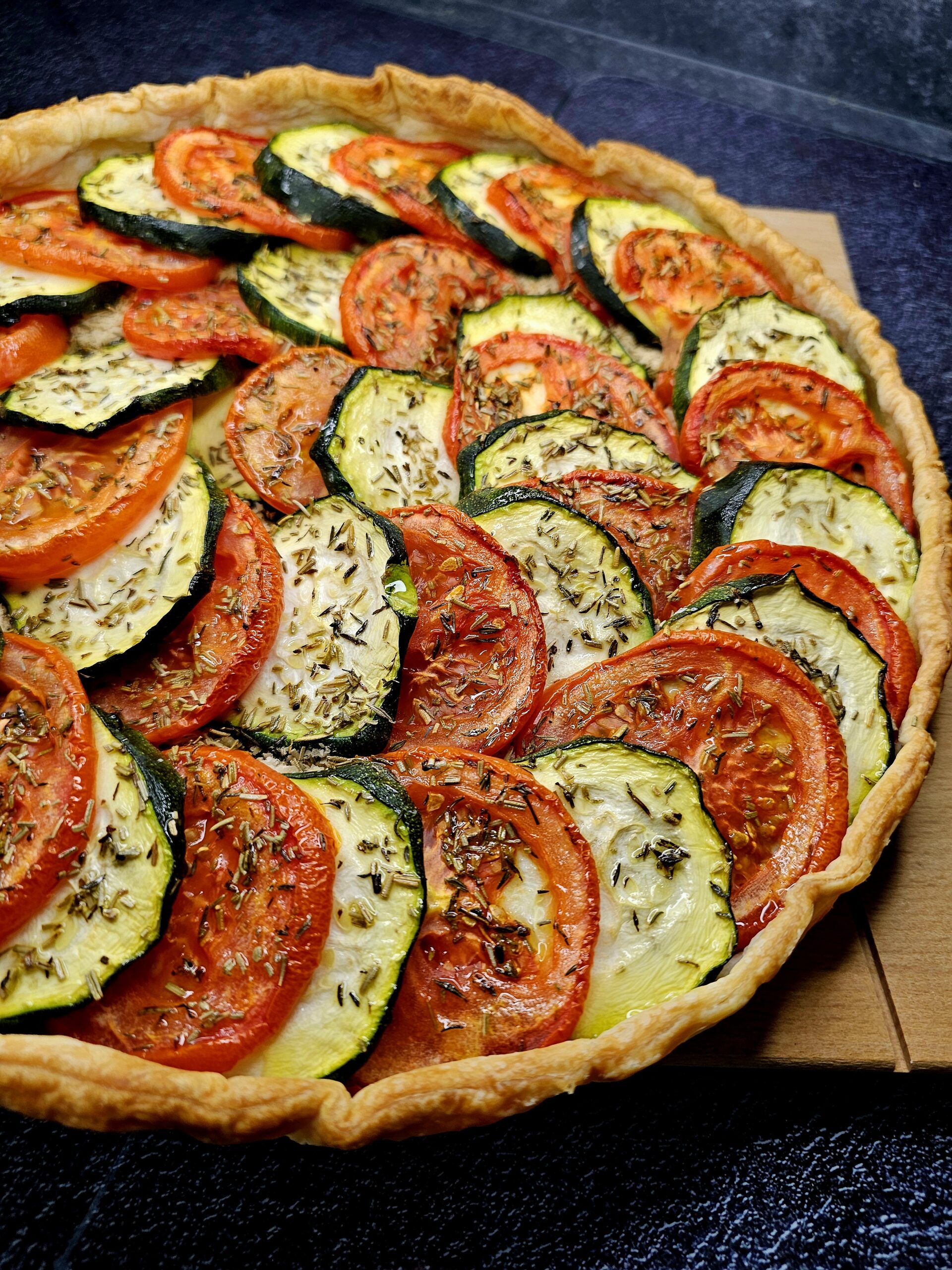 Tarte fine courgettes et tomates, aux saveurs proven&ccedil;ales