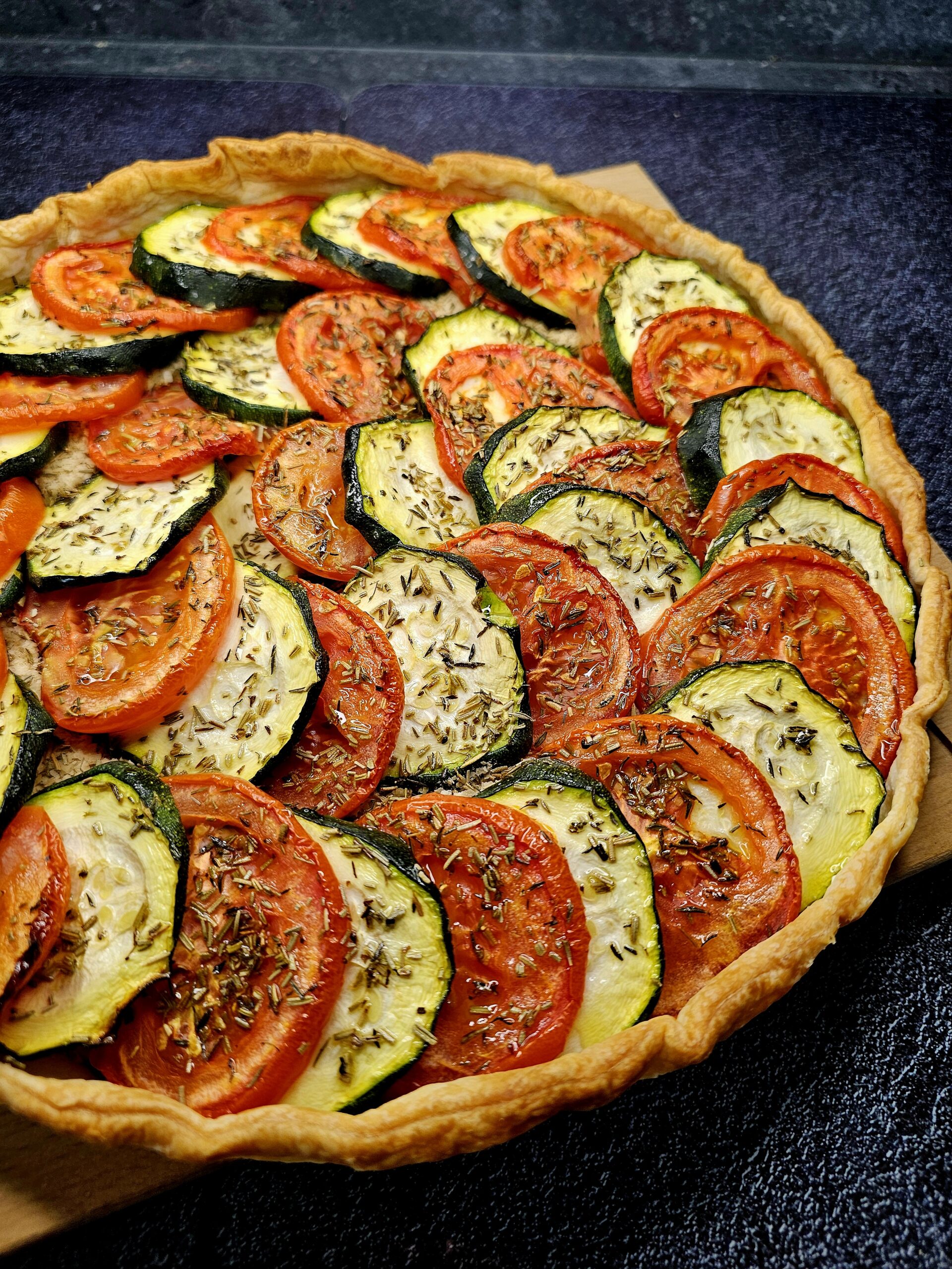Tarte fine courgettes et tomates, aux saveurs proven&ccedil;ales