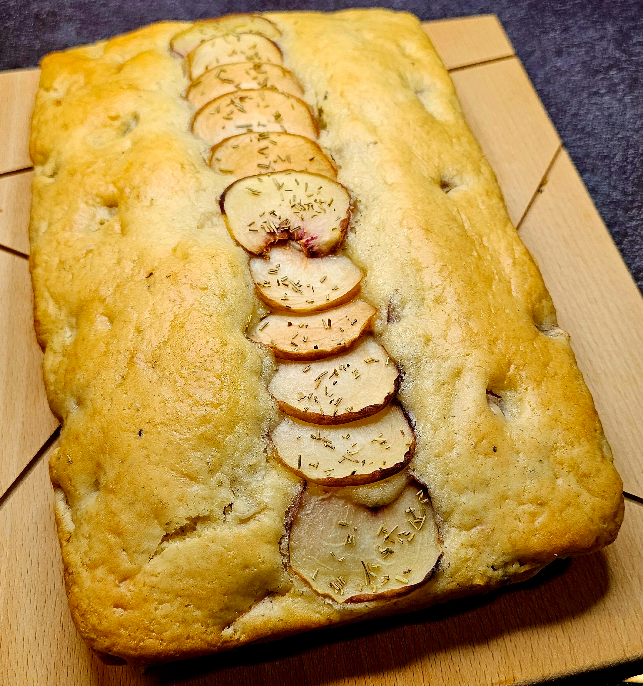 Cake moelleux pêches plates, romarin et huile d'olive