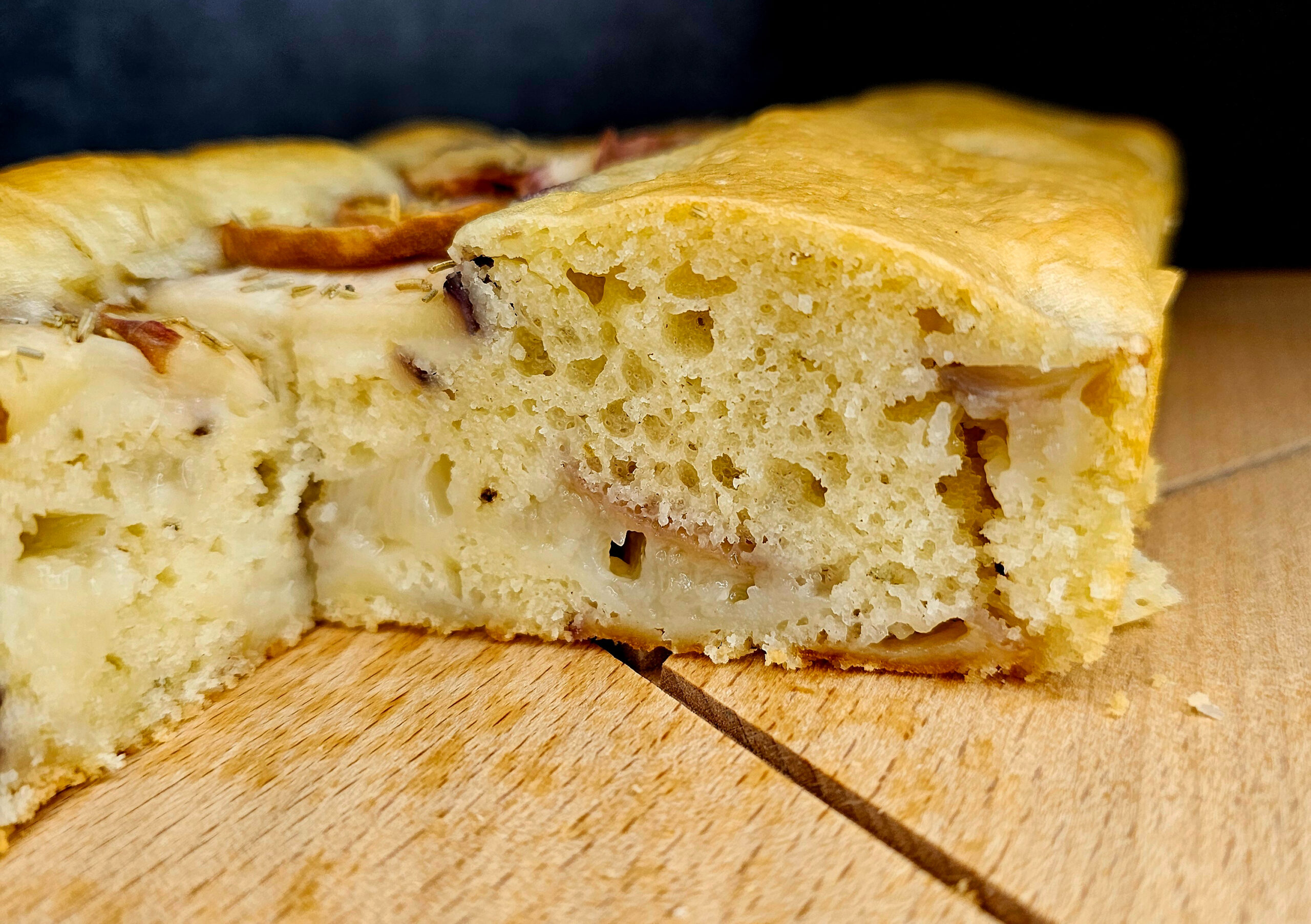 Cake moelleux pêches plates, romarin et huile d'olive